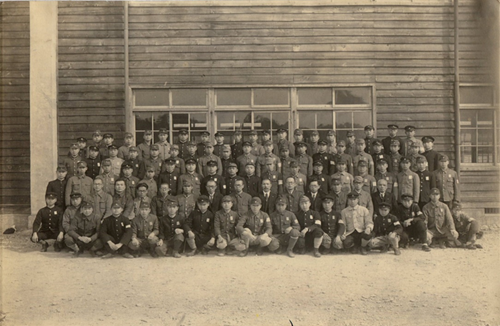 1945年（昭和20年）3月第1期生卒業生機械科・電気科各１クラス