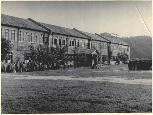 1944年（昭和19年）現校地に完成した校舎