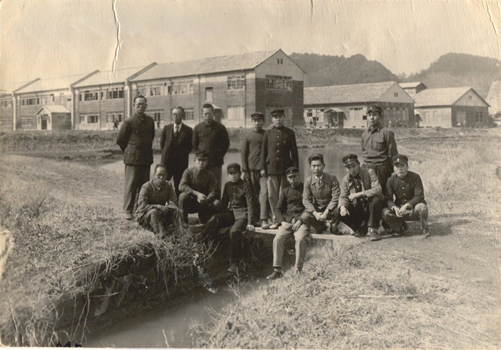 1947年（昭和22年3月）根岸の練兵場に集う第2期生
