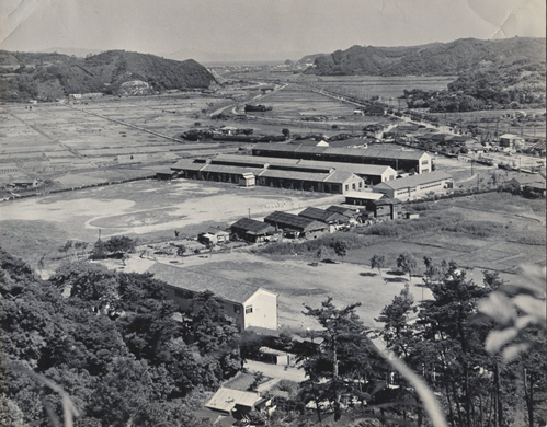 1955年（昭和30年）校地、校舎全景 　　正面は久里浜方面右手佐原