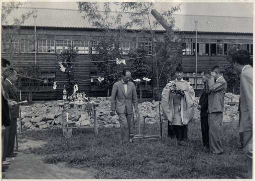 1957 年（昭和32 年）9月旧本館地鎮祭