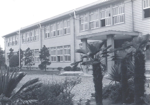 1958年（昭和33年）3月完工した木造本館