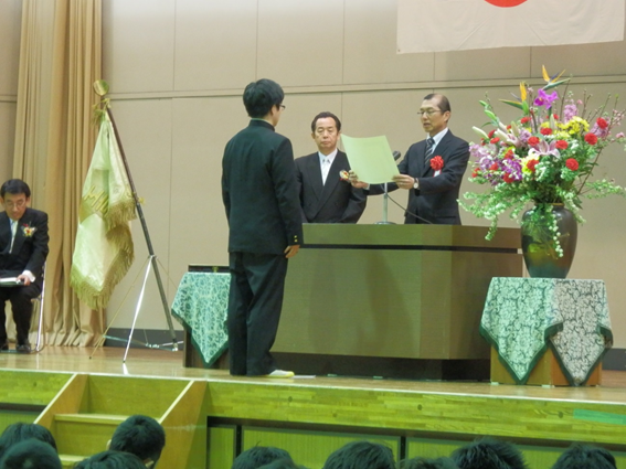 授与の様子　平成２６年３月３日　卒業式にて